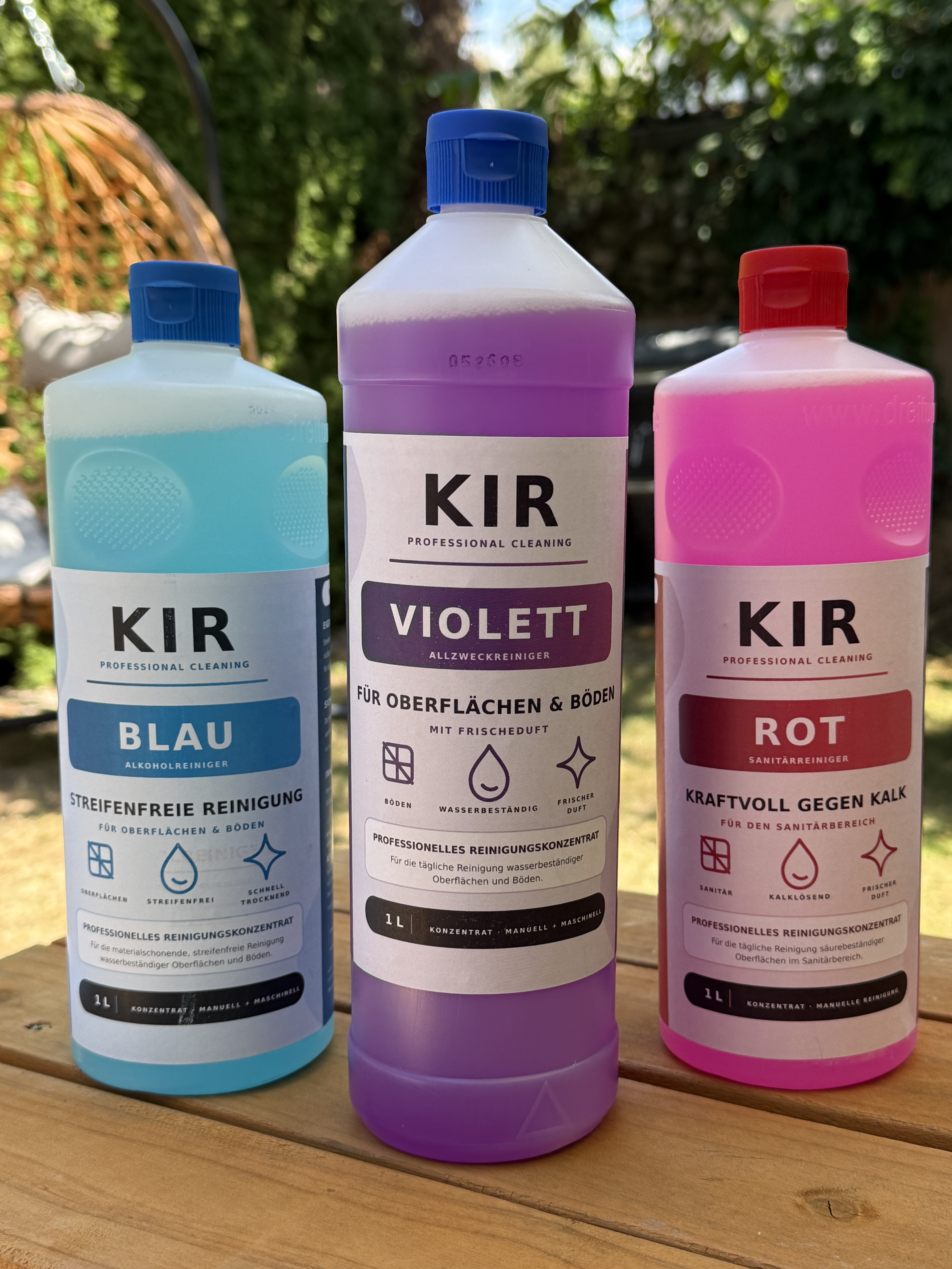 Hauseigene Reinigungsmittelmarke KIR Professional Cleaning: Blau, Violett und Rot